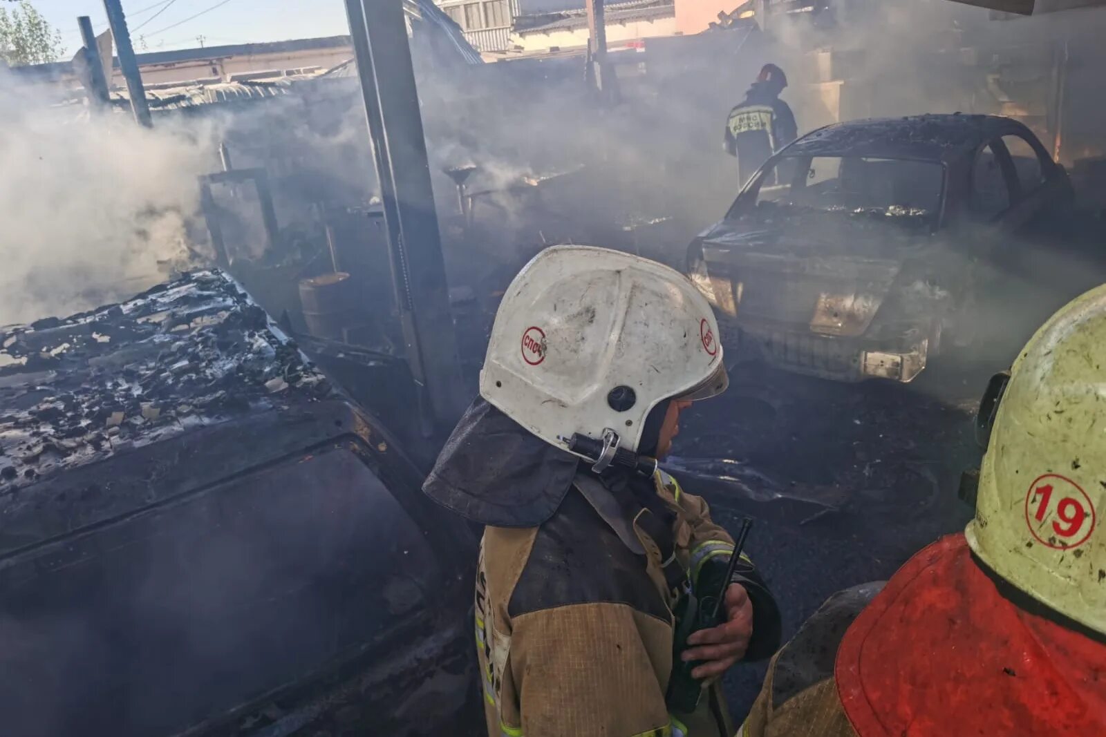 Пожар в Екатеринбурге сегодня на Уралмаше. Пожар в Подмосковье. Сгоревший автосервис. Пожар на Уралмаше сегодня. В екатеринбурге сбежал