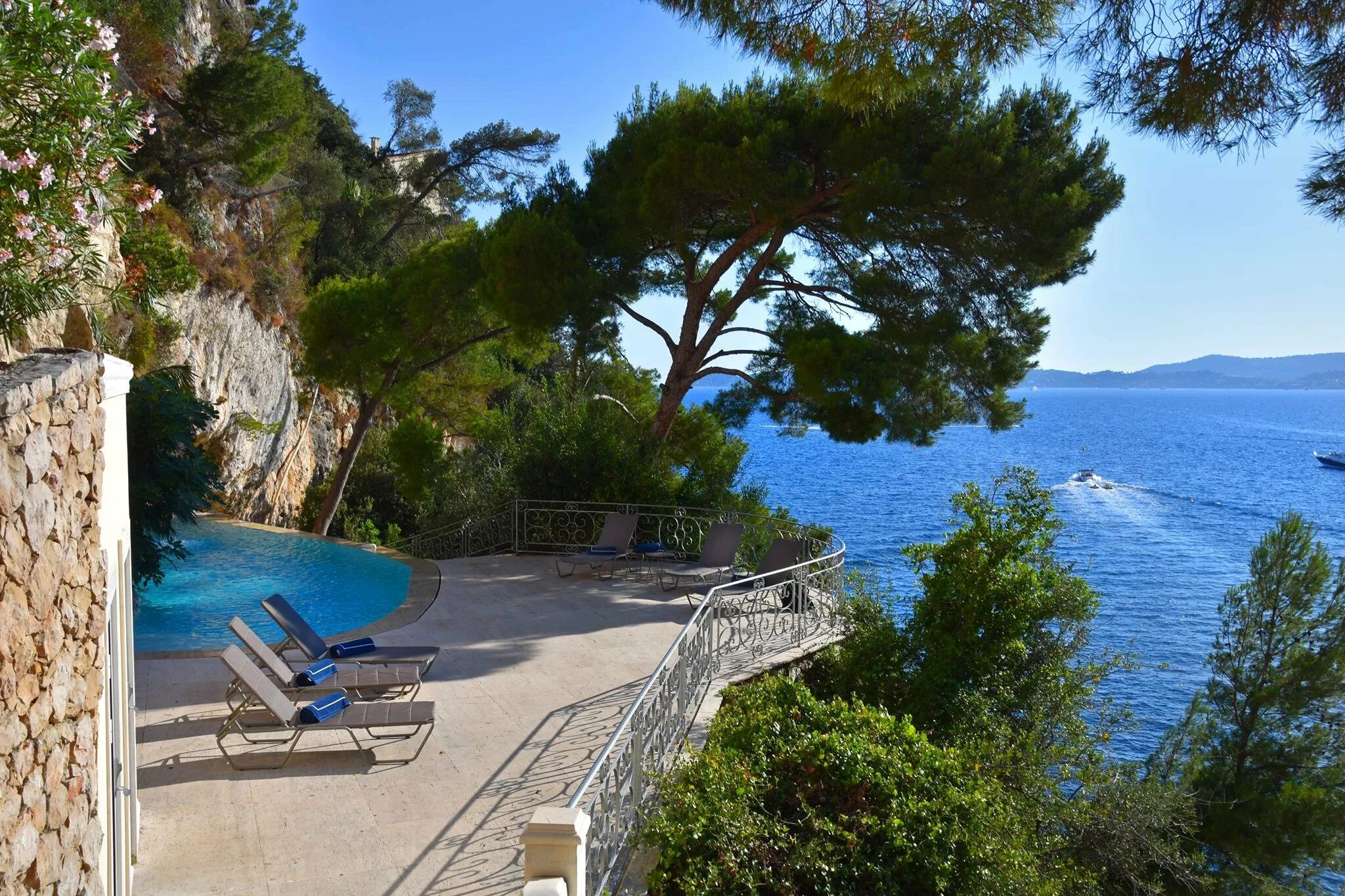 Дом на берегу средиземного моря в испании. Вилла у средиземного моря италия. Моредомик благовещенская. Вилла на корфу палеокастрица. Средиземноморский крым.