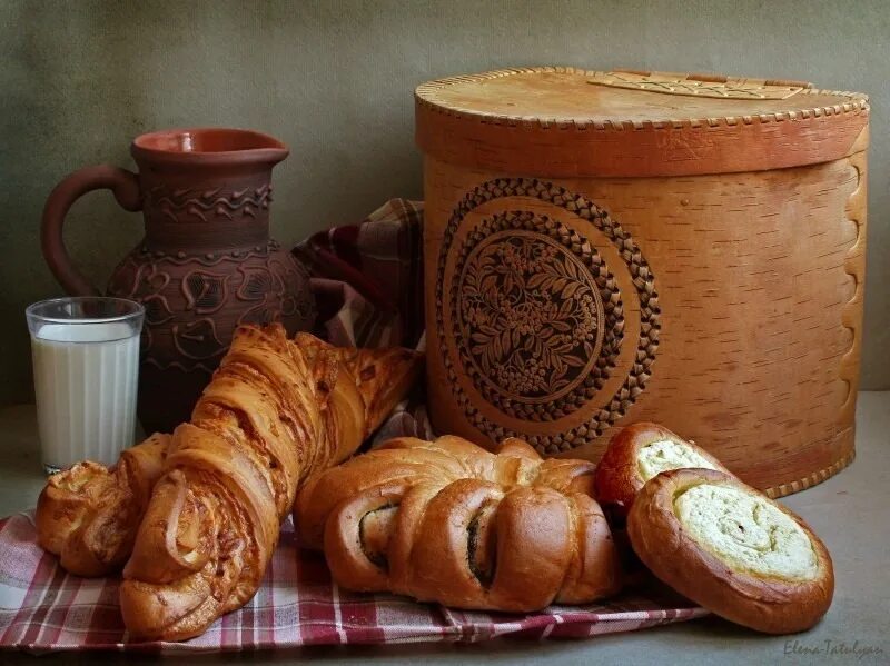 выпечка. натуральные деревенские продукты. художник юрий николаев натюрморты еда. хлеб в древней руси. мучные кулинарные изделия.
