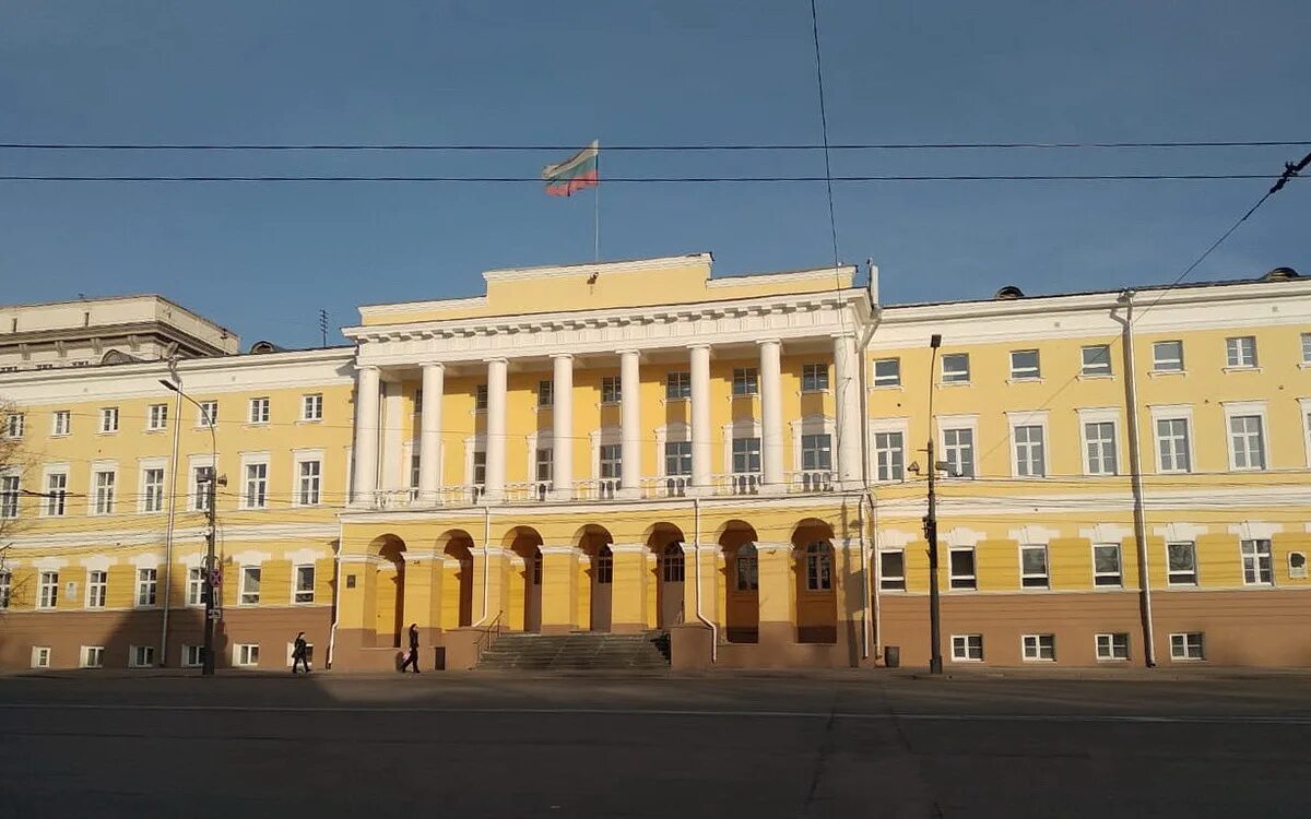 Мединститут 2. Здание Нижегородская семинария пл Минина. Нижегородская духовная семинария здание. Духовная семинария Иркутск. Нижний Новгород площадь Минина здание семинарии.