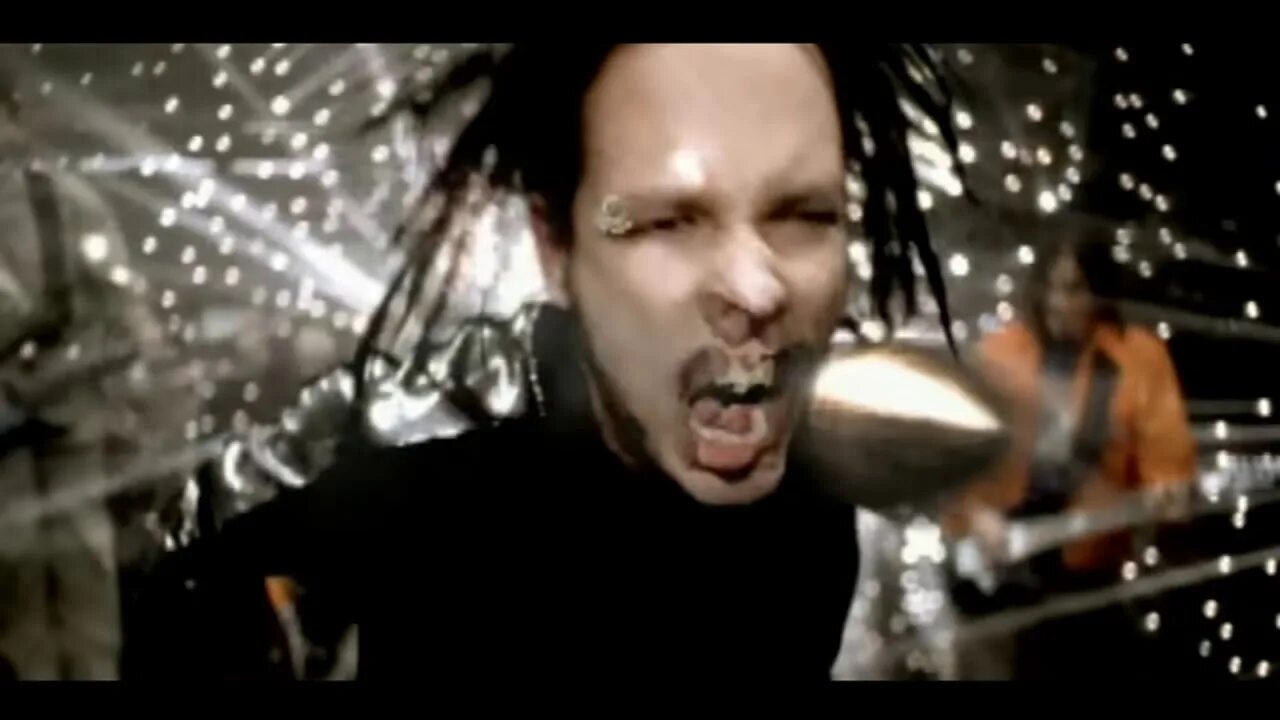 Korn break. Джонатан дэвис. джонатан дэвис falling away. вокалист корн. korn freak on a leash.