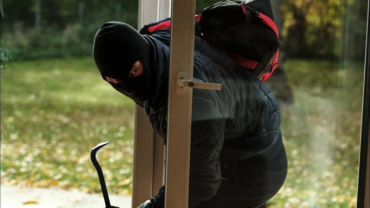 Поймал дома воровку. Грабитель в доме. Вооружённый грабитель домов. Кража дома. Взломщик в доме.