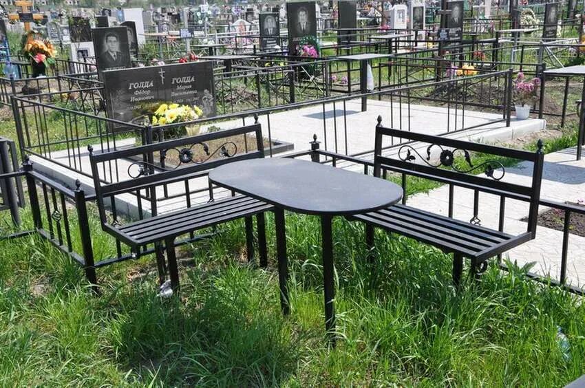 Кладбище в Пристанном Саратов. Стол и скамейка на кладбище. Скамейка и столик на кладбище. Угловая скамейка на кладбище.