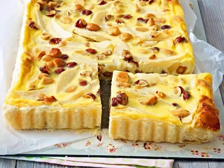 Тарт с грушей. Пай с грушей. Яблочный пирог из дрожжевого теста. Пирог из груш из слоеного теста. Грушевый слоеный пирог.