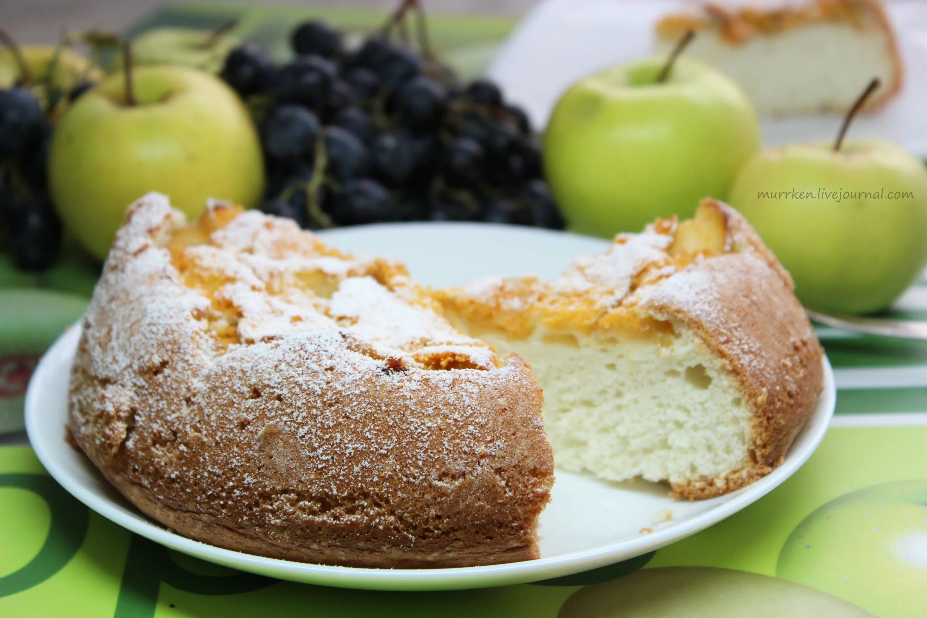 Нежный пирог с яблоками. Бисквит для шарлотки с яблоками. Бисквит с яблоками. Шарлотка бисквитная с яблоками. Рецепт бисквитной шарлотки.