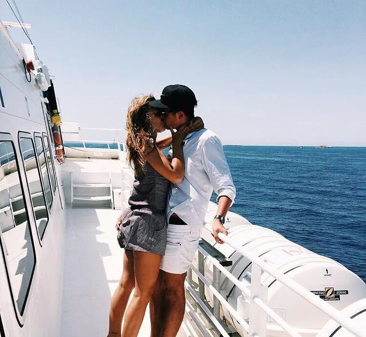 Счастливые богатые пары. Девушка на яхте. Влюбленные на яхте. Пара на яхте. Мужчина и женщина на корабле.