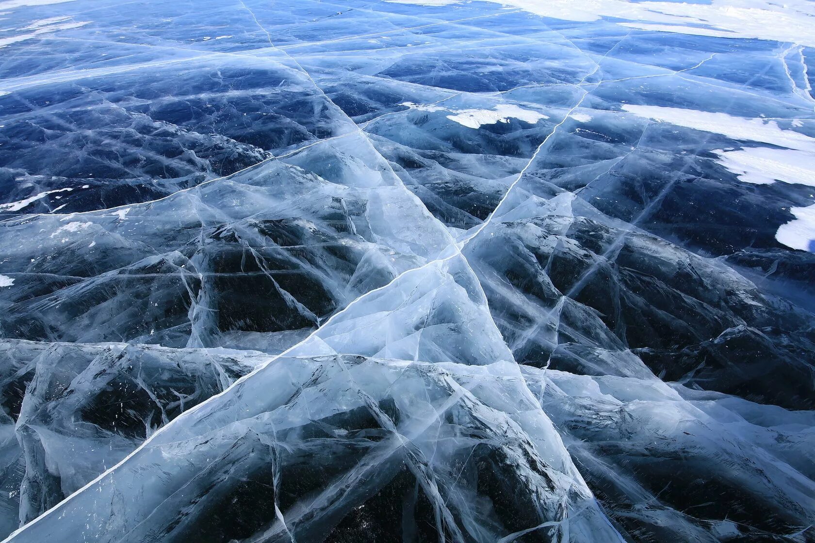 Вода выступила на поверхность льда. Лед Байкала. Зимний Байкал. Озеро Байкал лед. Зимний Байкал лед.