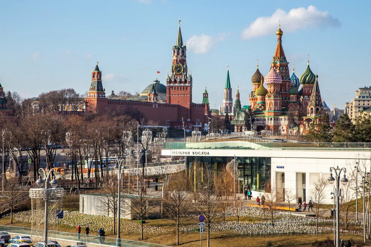 Кремлевская район. Москва Кремль Зарядье. Парк Зарядье в Москве. Парк на красной площади в Москве Зарядье. Парк Зарядье вид на Кремль.