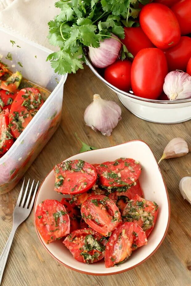 Быстрые помидоры по корейски самый вкусный рецепт. Корейские малосольные помидоры. томаты по корейски. острая закуска из помидор. корейская закуска из помидор.