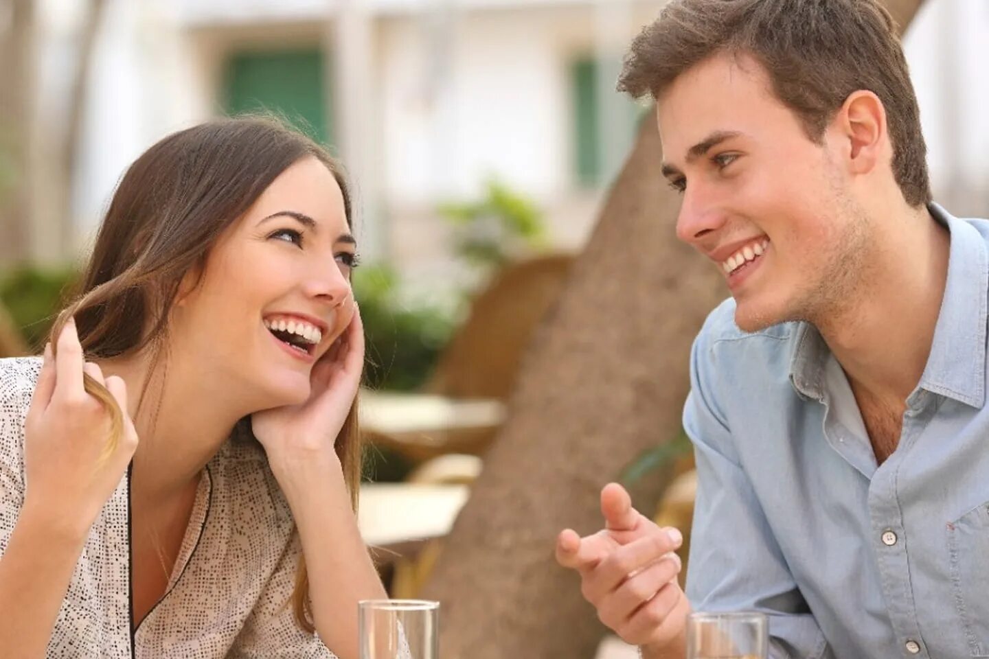 Беседа двух людей. Фото людей. Девушка на свидании. Жиганде кэм жиганде. Пудеев.