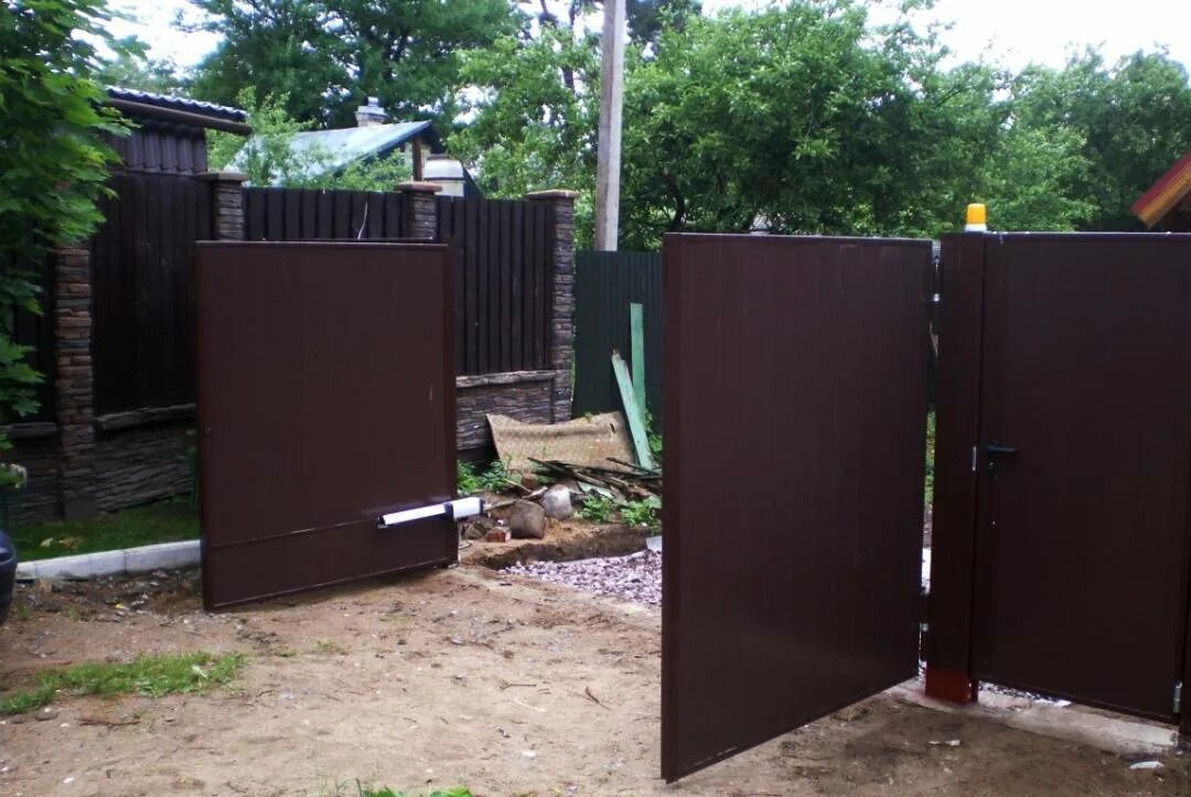 Магазин калитка магазин калитка открывается. Калитка внутрь или наружу. Ворота из профнастила с калиткой. Домофон на калитку. Калитка с домофоном в частном.