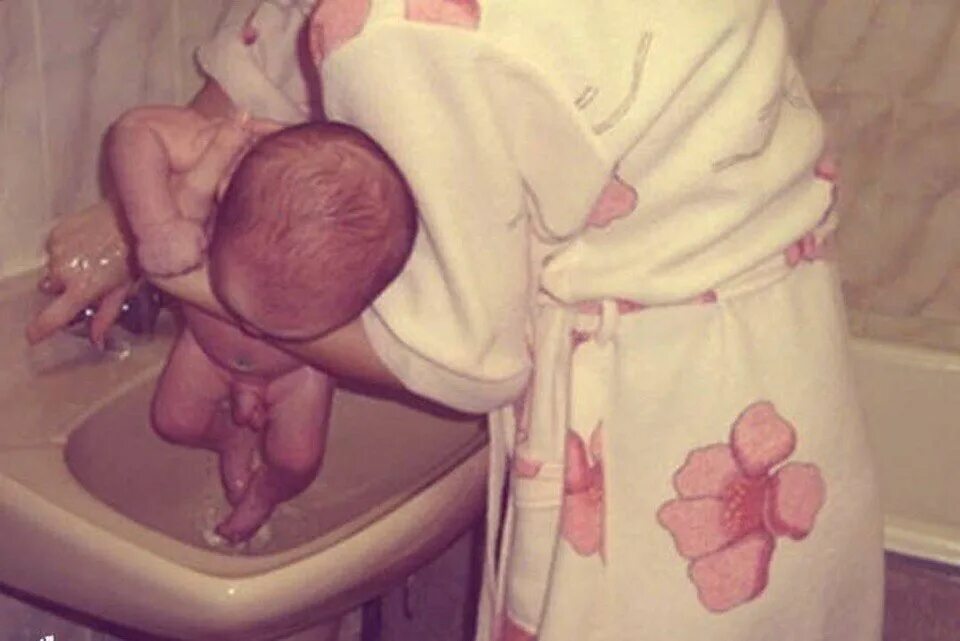 Подмылась после полового. Подмывание новорожденного ребенка. Подмывание новорожденной девочки. Позы для подмывания новорожденных. Подмывание новорожденного мальчика.