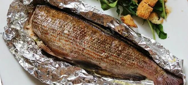 Как вкусно пожарить хариус. Хариус запеченный. хариус жареный. хариус в фольге на углях. хариус копченый.
