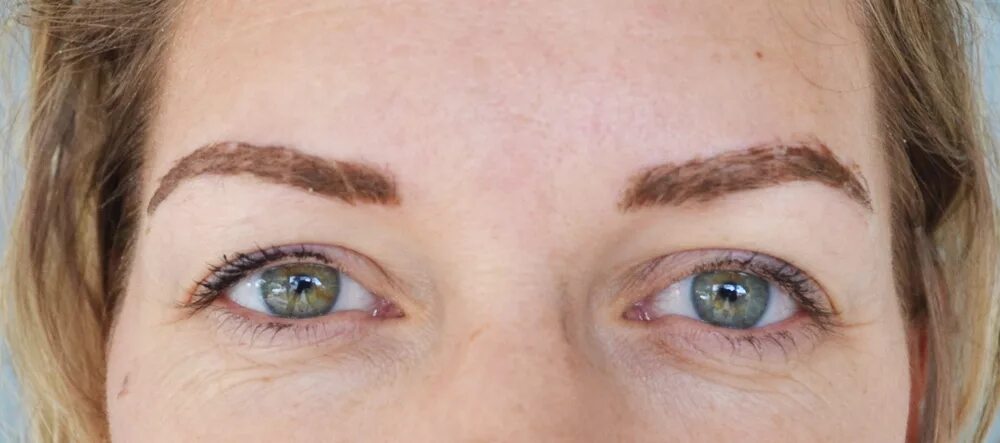 косметолог перманентный макияж. заживление перманентного макияжа бровей. перманентный макияж бровей.