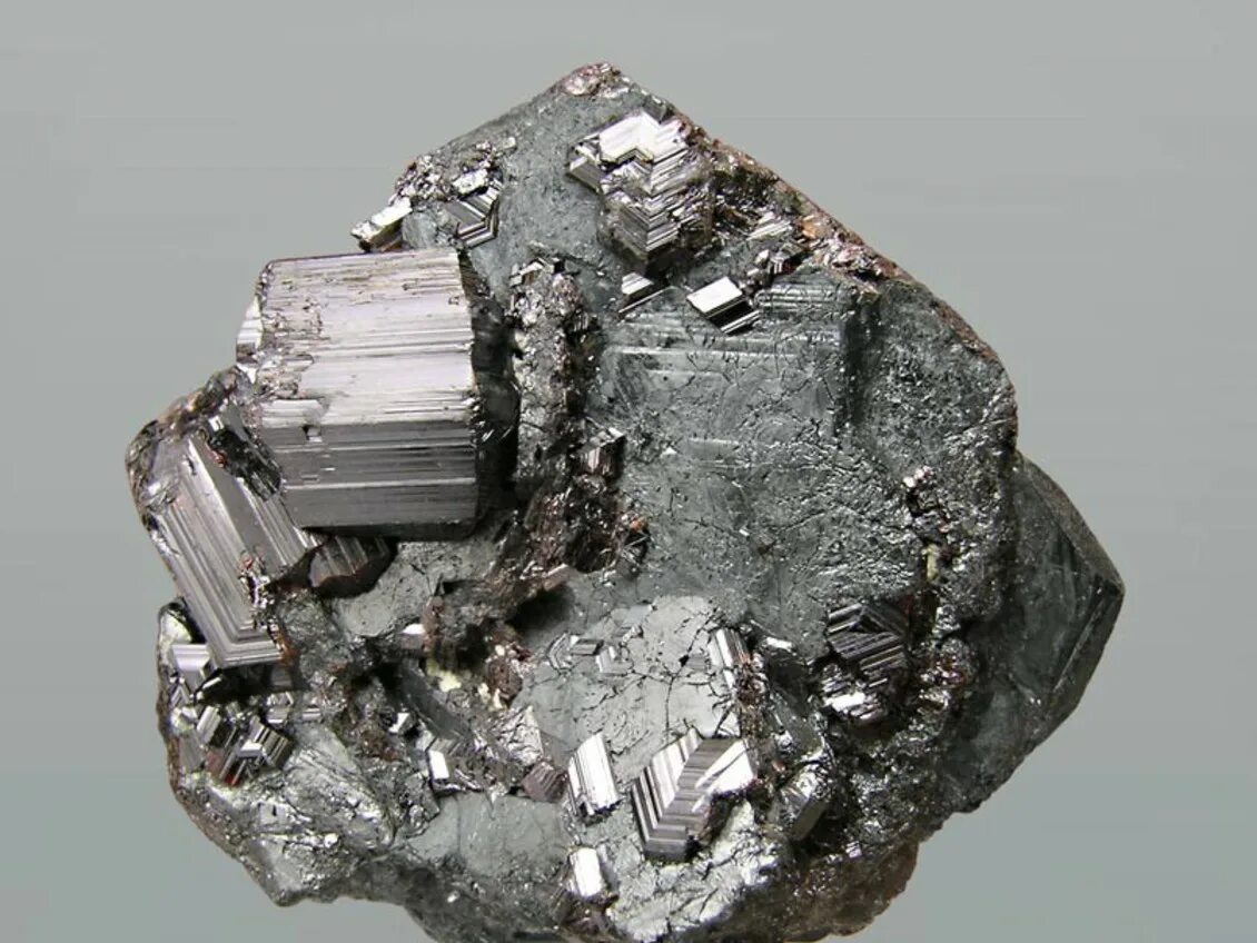 Олово один из первых металлов. Ильменит минерал. Ильменит и рутил. Рутил Титан. Ильменит Кристалл.
