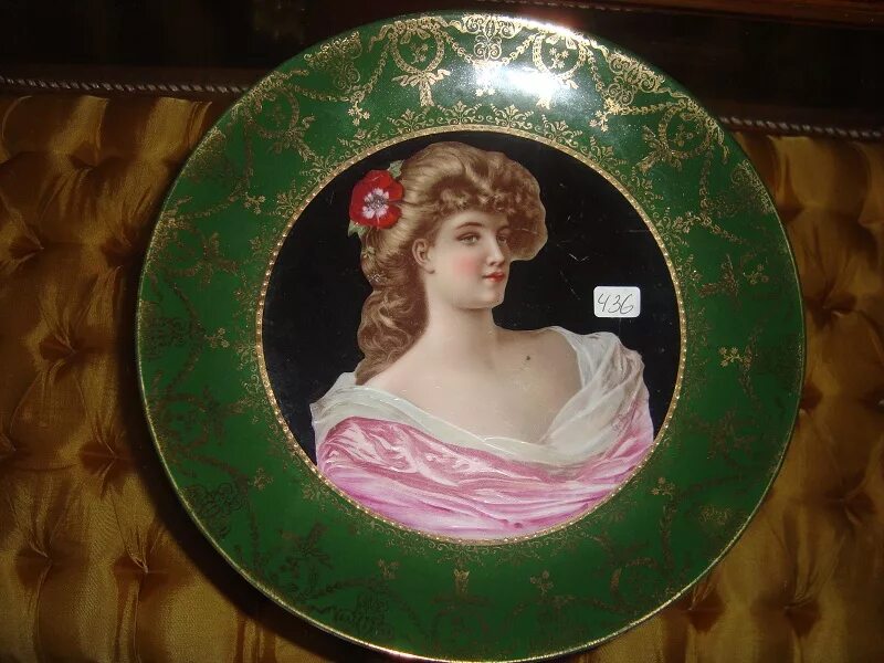 Портрет тарелка. Портрет на тарелке. Тарелка Вена 19 век. Старинные тарелки с портретом в центре. Тарелки с портретом молодоженов.