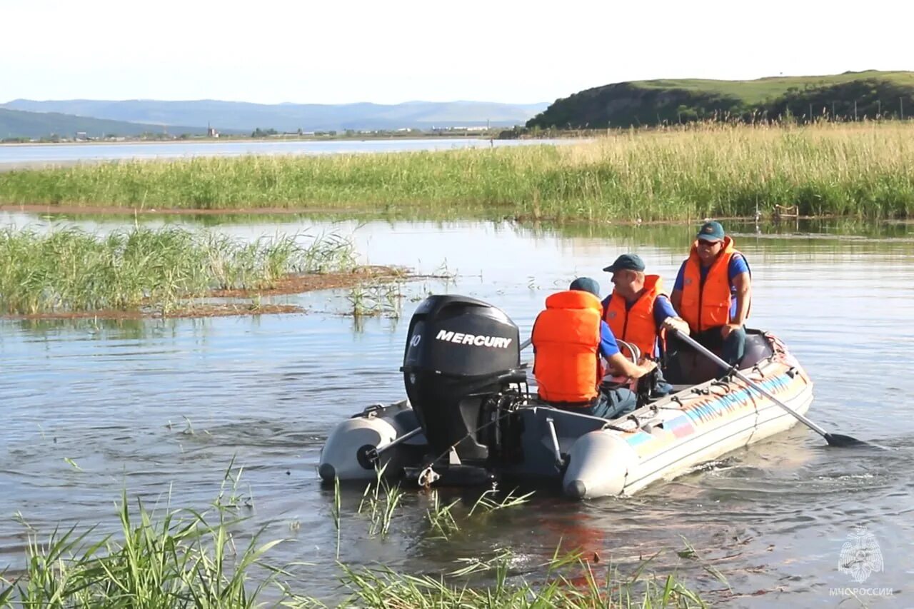 В сосногорске утонул ребенок. Лодка утонула. Река. Спасатели на воде. У озера.