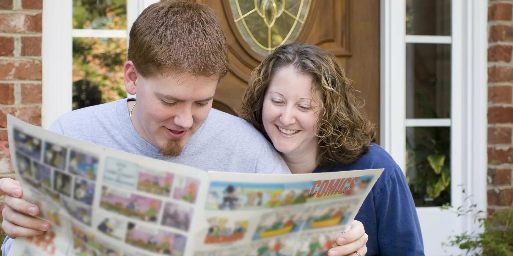 Читать газету толстушку. Фото через газету. Читает газету. Семья читает газету. Читаем газету вместе.