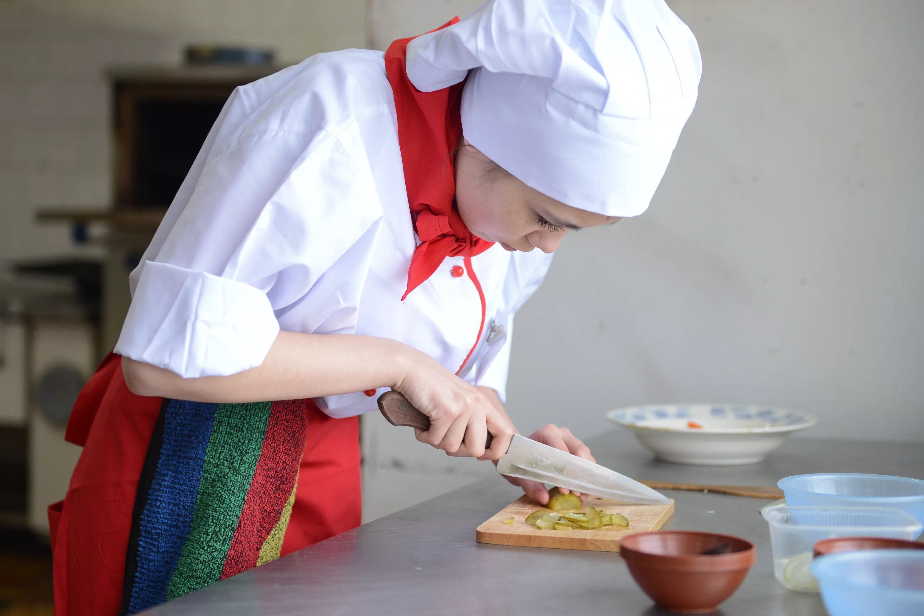 Девушка повар. Химия это наука. Компетенция поварское дело. Женщина на пищевом производстве. Профессия повар.