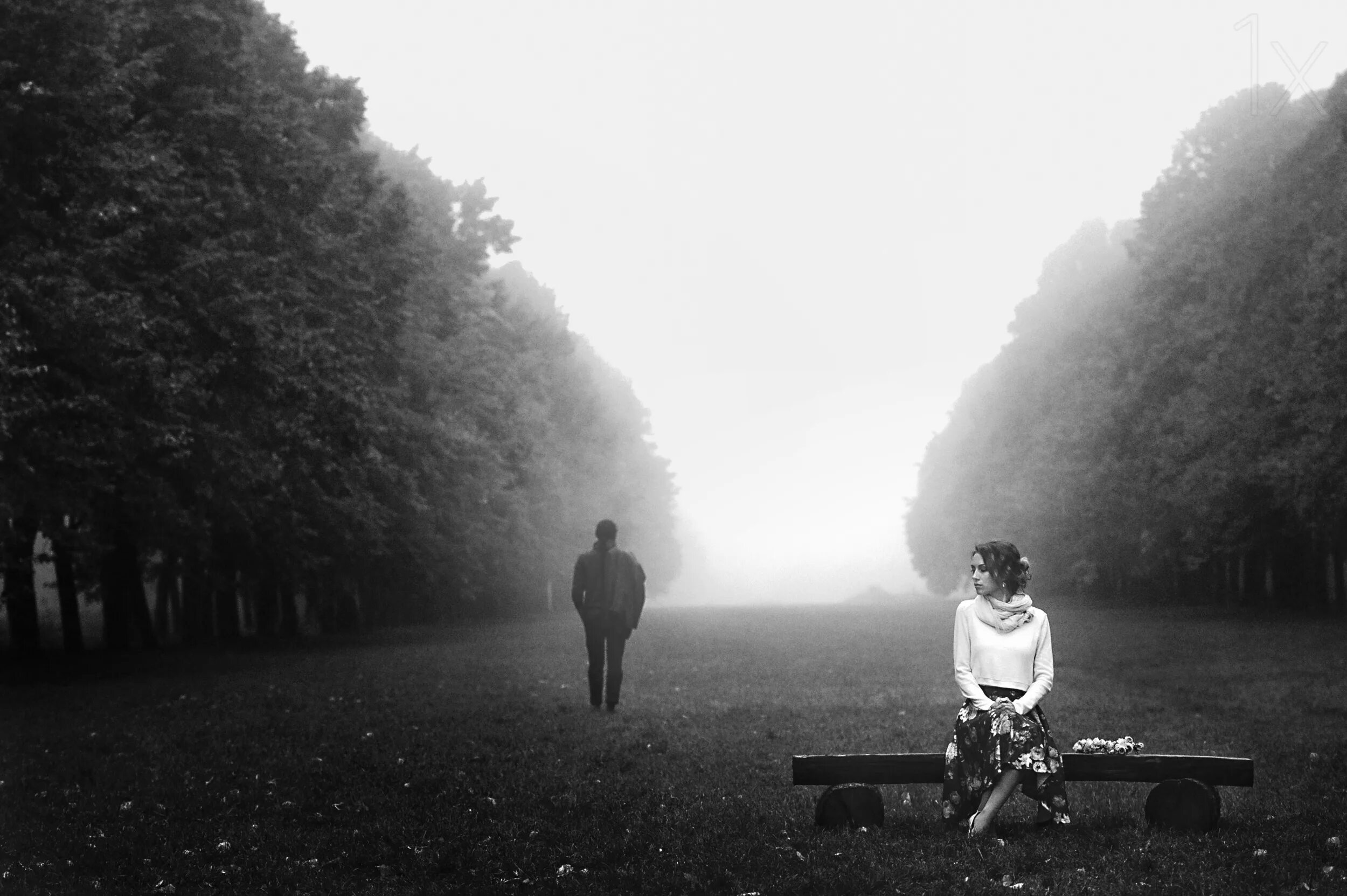 Природа равнодушна к человеку. Одинокий человек. Черно белое одиночество. Одинокий парень. Чёрно-белая фотография.