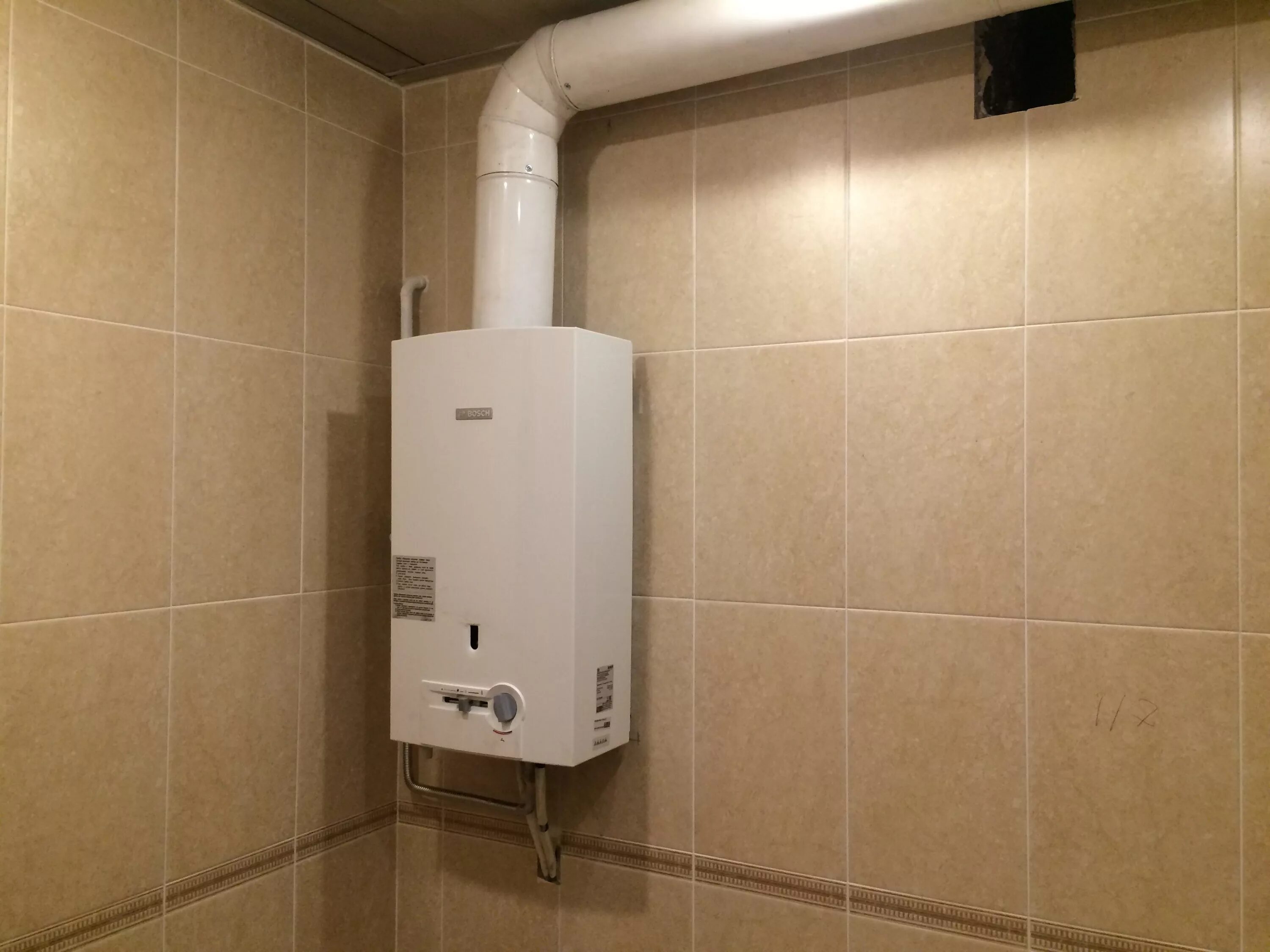 Можно ли поставить колонку в квартире. Газовый водонагреватель аристон 150 дымоход. газовая колонка нева 3001 без дымохода. монтаж газовой колонки. газовая колонка в квартире.