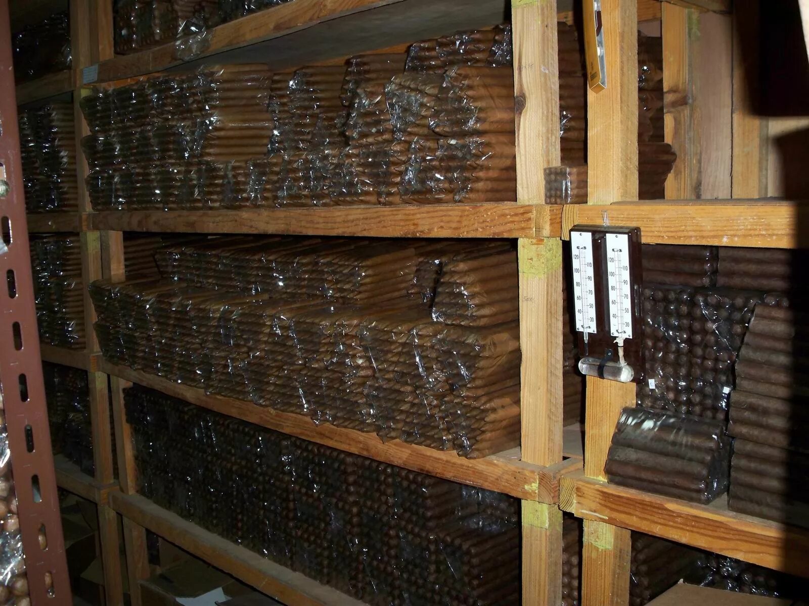 Немаркированные табачные изделия. Хранение табачной продукции. Контрафактные сигареты. Хранение немаркированной алкогольной продукции это. Упаковка табачных изделий.