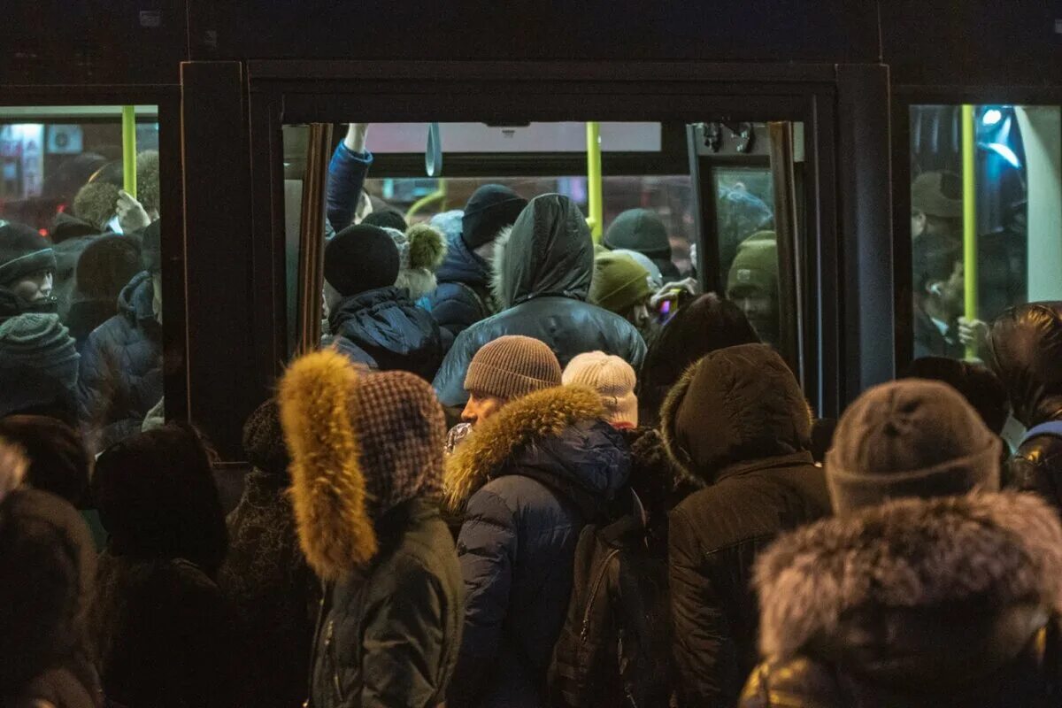 Много народу в автобусе. Много людей в автобусе. Общественный транспорт толпа. Толпа на остановке. Толпа в автобусе.