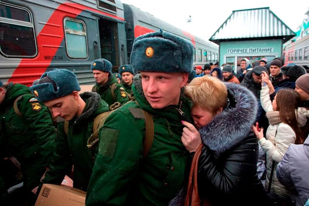 Срочников отправляют домой. Солдаты срочной службы. Военнослужащие по призыву. Призывники 2022. Весенний призыв.