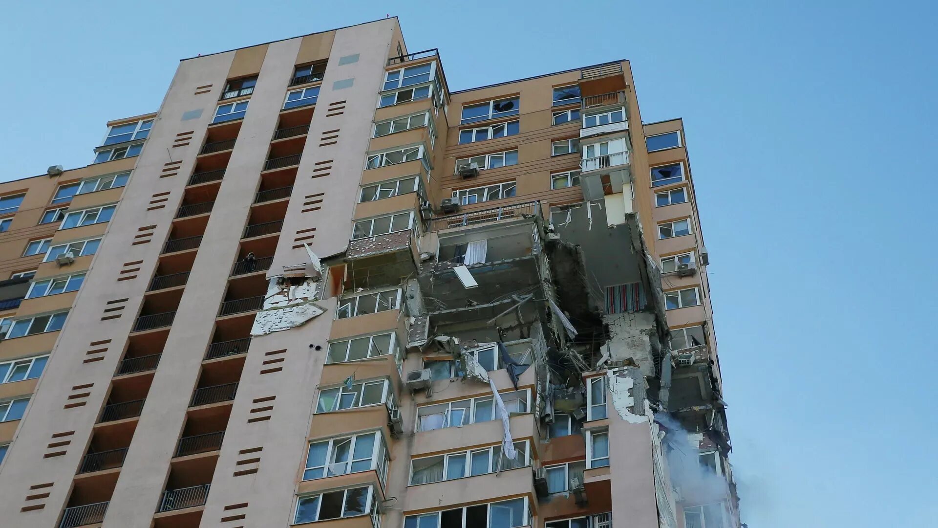 Правда украины 2022. Минобороны РФ: В жилой дом в Киеве попала ракета. Многоэтажный дом. Разрушенные многоэтажные дома.