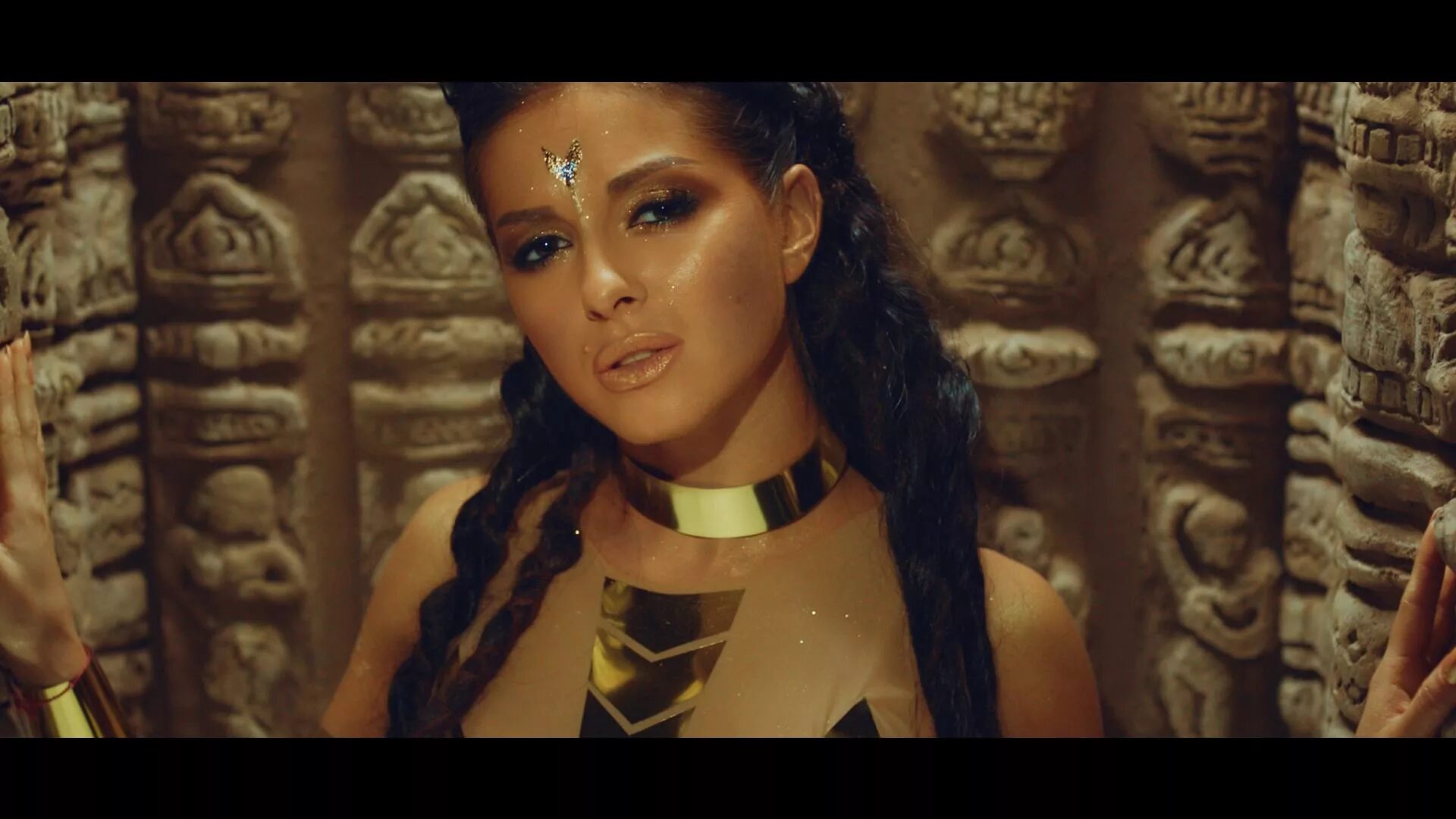 нюша индия. нюша индия. клип где 3. классные клипы. Halsey 2010.