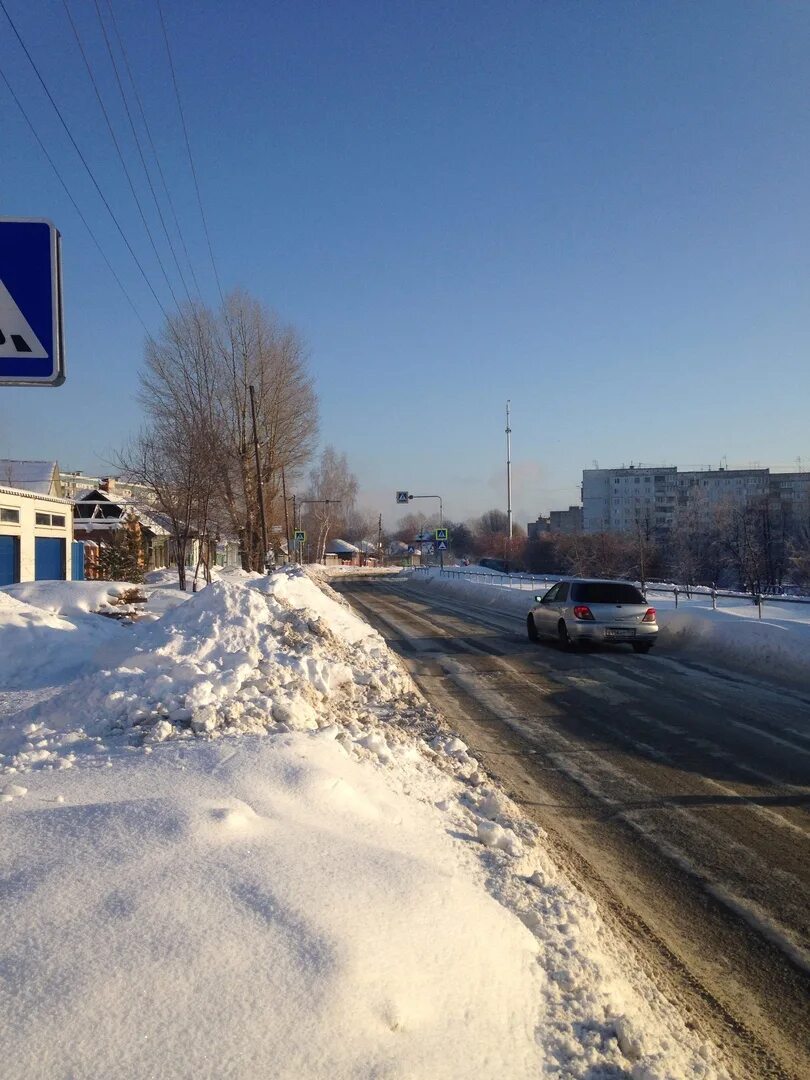 Остановка возле школы. Улица Бердышева Новосибирск. Остановка школа Новосибирск. Остановка Бердышева Новосибирск.