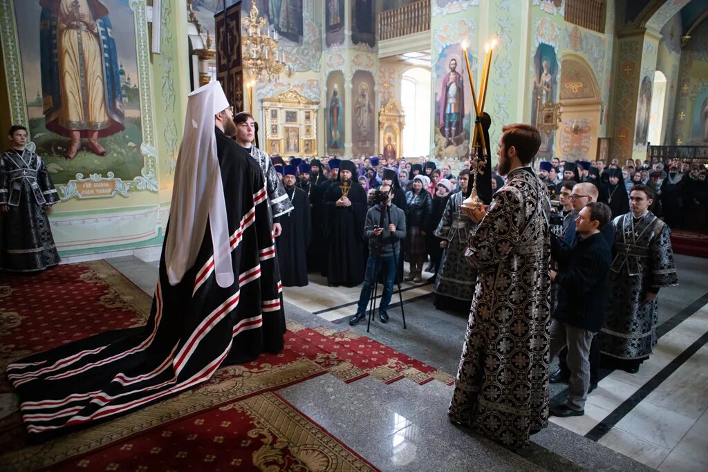 Повечерие чин. Чин прощения Покровский собора Елабуга. Чин прощения в Троицком храме Энгельс. Прощеное воскресенье вечерняя служба.