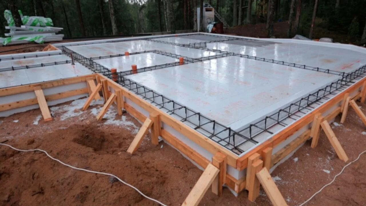Делают монолитную плиту. Плита фундаментная технология 200мм. Монолитная жб плита фундамент. Бетонирование фундаментной плиты. Армированная бетонная плита фундамент 79м.