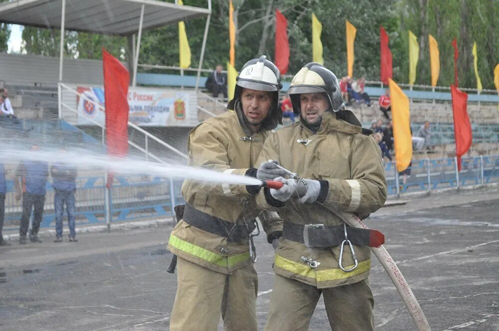День пожарной охраны липецк. День пожарной охраны липецк. С днем пожарной охраны мчс. Пожарный на фоне огня. Поздравление с днем пожарника.