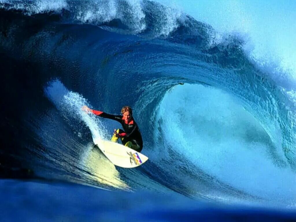 Серфер на гребне волны. Серфинг фото на гребне волны. Серфер на самом гребне волны. На гребне волны сёрф главного героя.