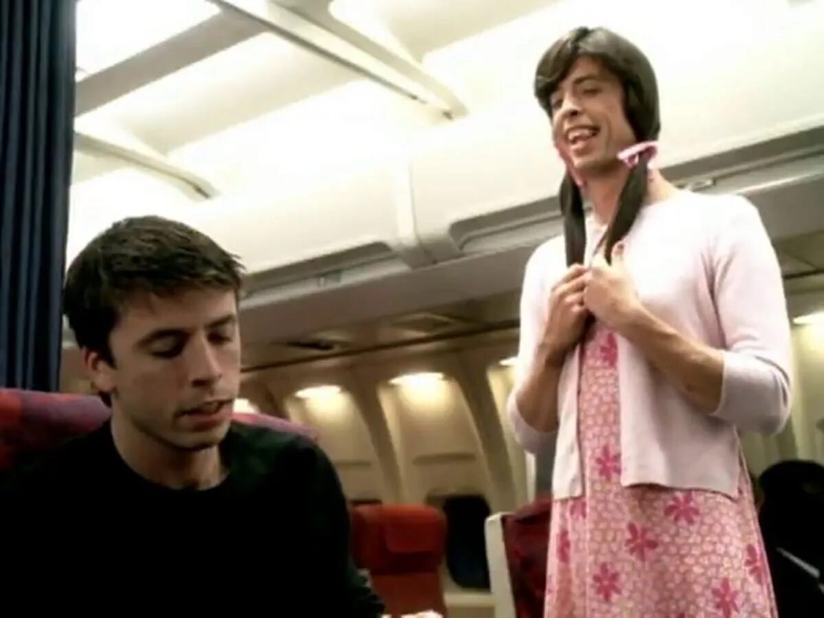 I learn to fly. Дэйв грол learn to fly. foo fighters клип в самолете. foo fighters learn to fly. dave grohl learn to fly.