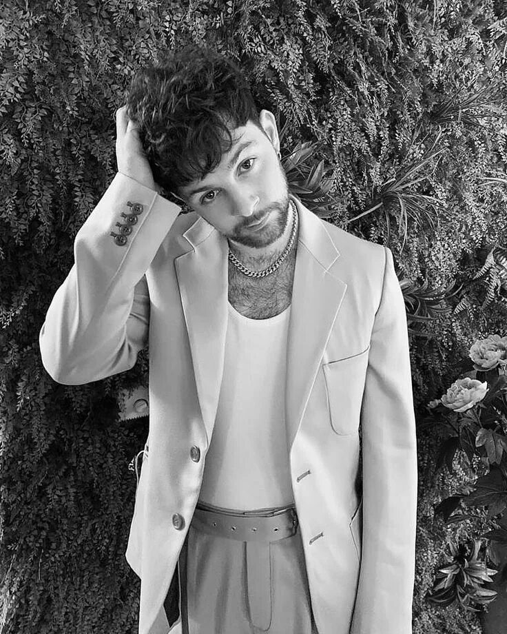 Tom grennan. Tom Grennan фото. Tom Grennan в костюме. Tom Grennan тело.