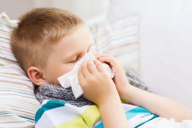 Больной гриппом ребенок. ОРВИ У детей. Ребенок кашляет. Больной мальчик. Простуда школа