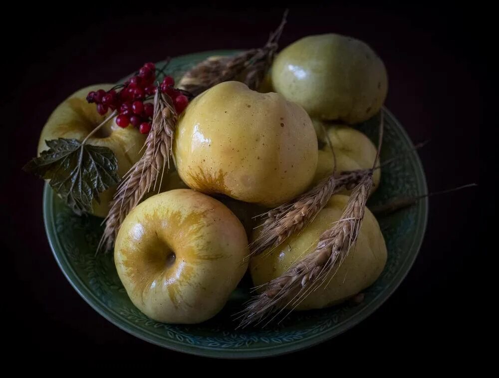 Купить моченые яблоки. Моченые яблоки. Квашенные яблоки. Моченые яблоки в кадке. Яблоки квашеные и моченые.