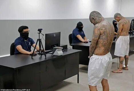 100 заключенных