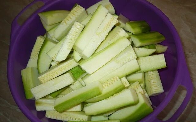 Кабачки на зиму без стерилизации. Кабачки на зиму. Кабачки на зиму заготовки без стерилизации. Кабачки в банке. Кабачки соломкой.