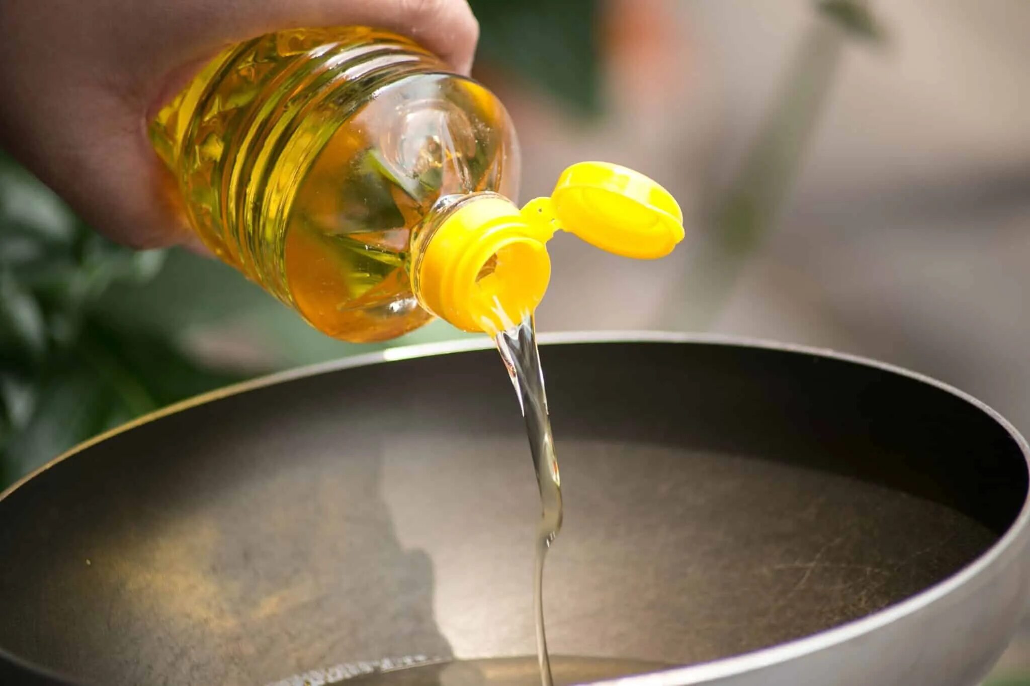 В кипящую воду можно налить растительное масло. Масло подсолнечное. Масло пищевое. Растительное масло для готовки. Разлитое масло.