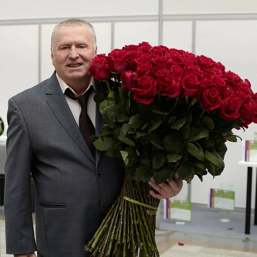 Поздравления известному человеку. Жириновский с цветами. Жириновский с букетом.
