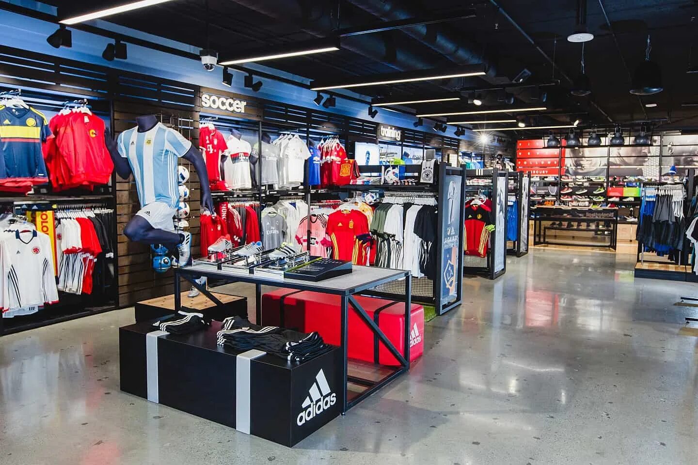 Adidas Sport Magazin. Адидас магазин адидас. Sport shop adidas. Адидас спортсвир. 10 в спортивном магазине