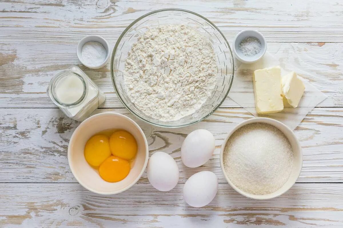 Яйцо уксус сливочное масло. Ингредиенты для выпечки. Ингредиенты для пирога. Мука и яйца. Яйца молоко мука.