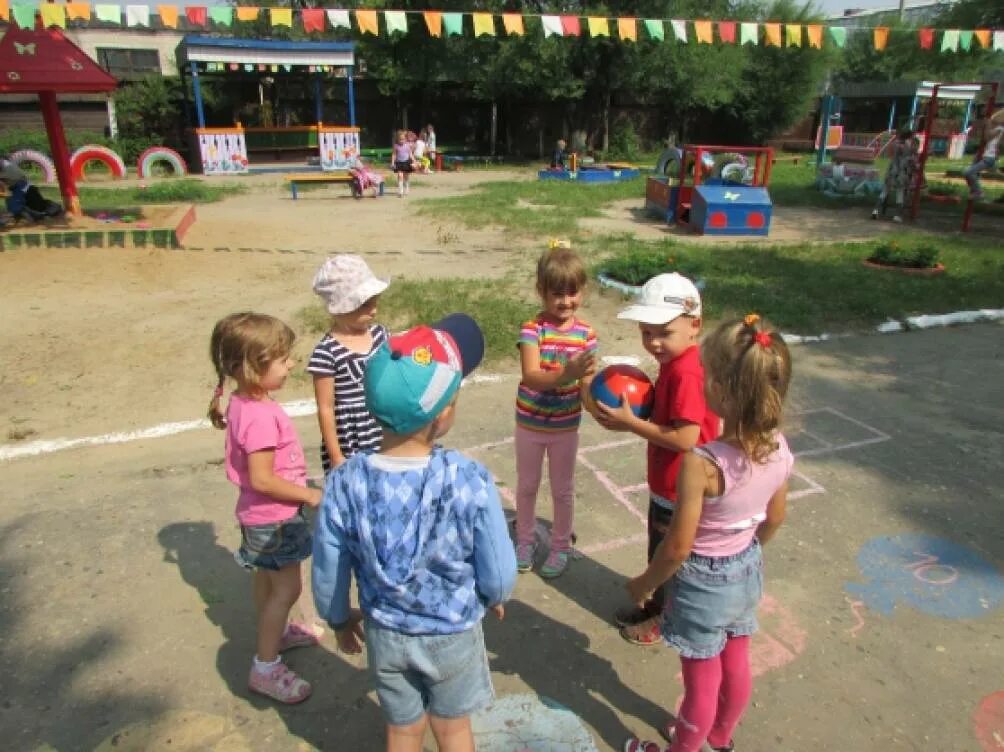 Игры на прогулке в старшей группе весной. Летняя прогулка в детском саду. Прогулка детский сад лето. Развлечения в старшей группе летом. Прогулка в детском саду летом.