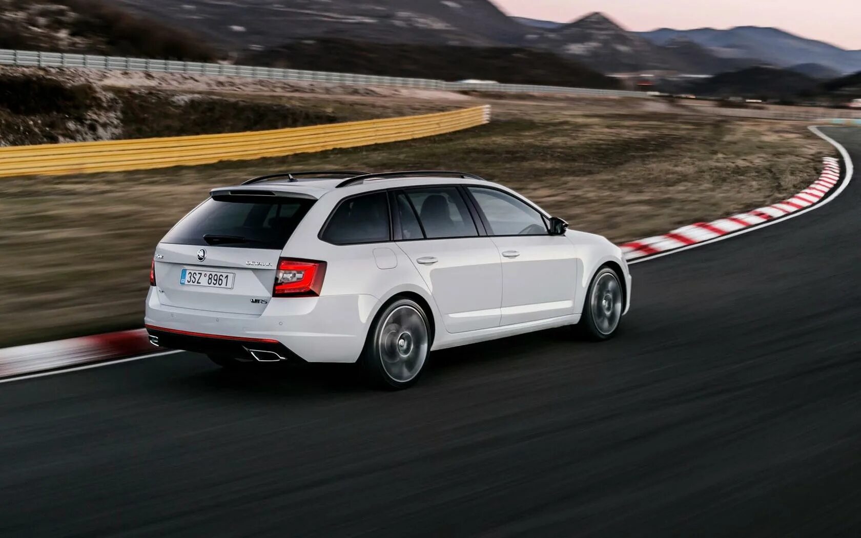 Octavia combi rs. Skoda Octavia a7 RS Combi. Skoda Octavia RS 2017. Škoda Octavia RS универсал. Skoda Octavia Combi RS 2018.