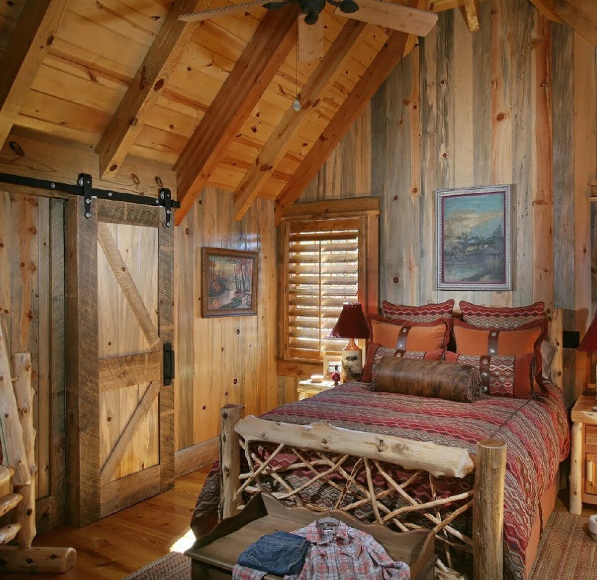 Комната на старой даче. Комната в деревенском стиле. Деревенский стиль в интерьере. Спальня в деревенском стиле. Декор спальни в деревенском стиле.