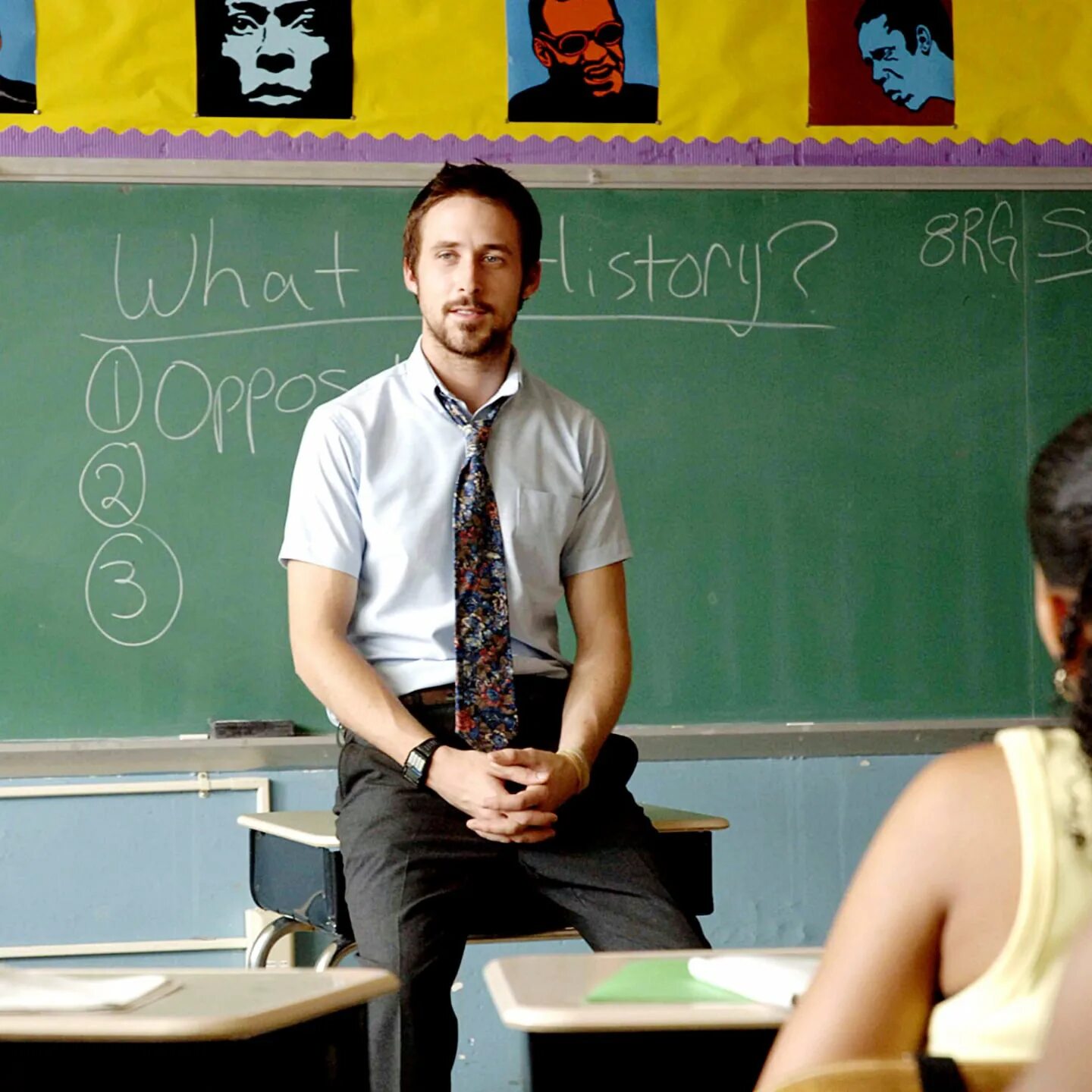 Злой учитель мужчина. Парень у доски. Райан гослинг полу нельсон. Молодой учитель. Учитель мужчина.