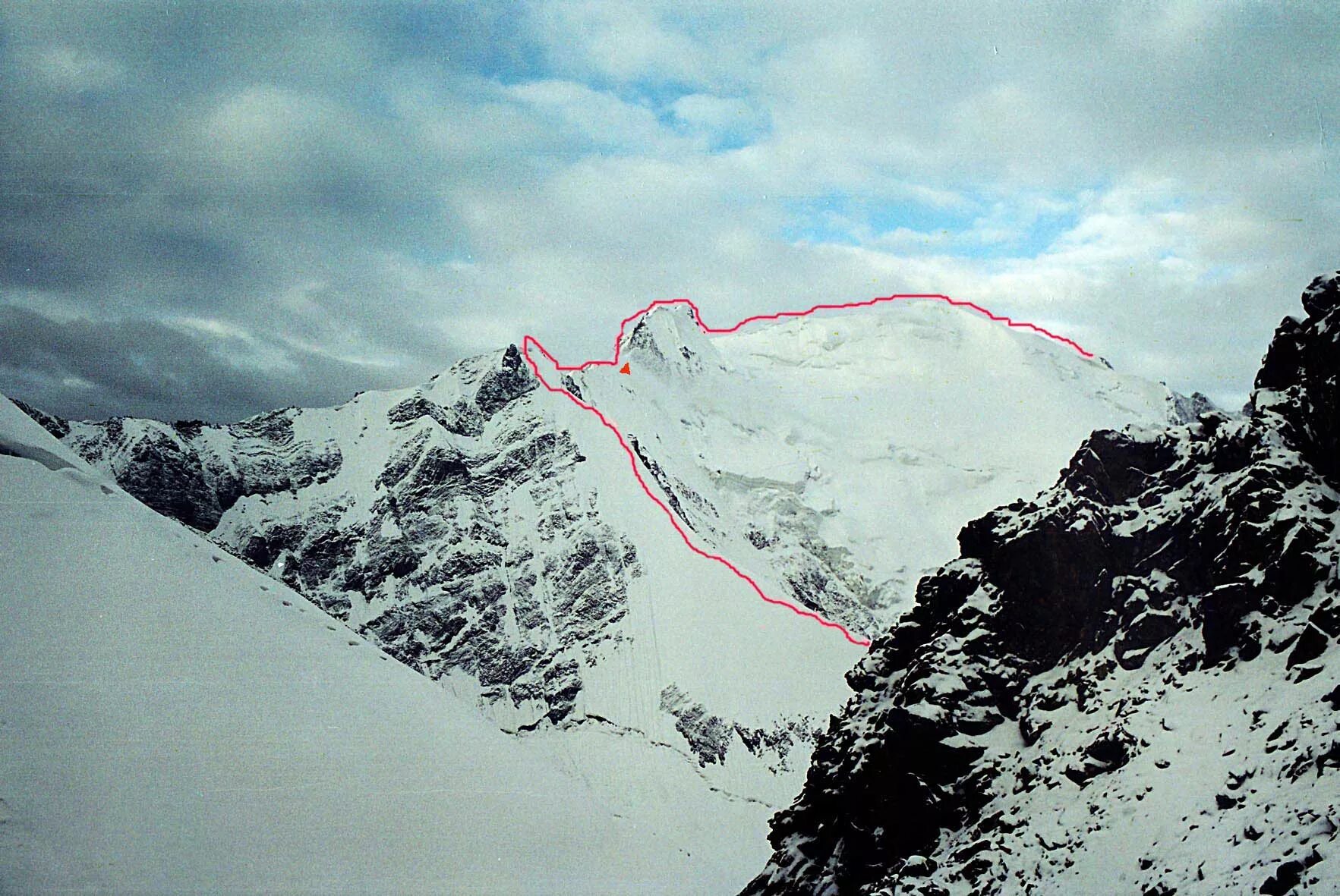 Витимский заповедник хребет кодар. Горная вершина дыхтау. Раучуанский хребет. Горная вершина сухумская гора. Пик горного хребта.